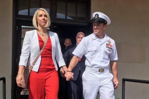 Marine testifies Navy SEAL did not stab detainee