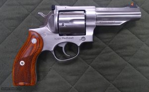 Magnum. Ругер Редхок 44 Магнум. Ruger Redhawk 45 long Colt. Ругер 44 револьвер. Кольт 45 Магнум 44.